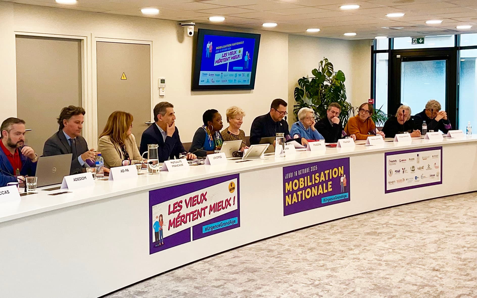 Participants à la conférence de presse FNADEPA Les Vieux méritent Mieux 2025