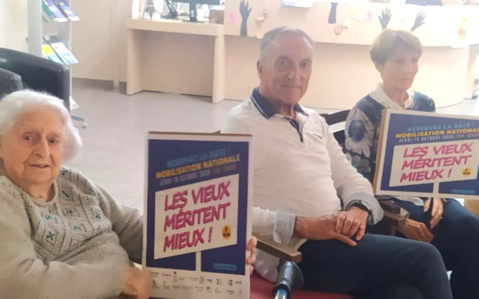 Personnes agées avec les pancartes les vieux méritent mieux