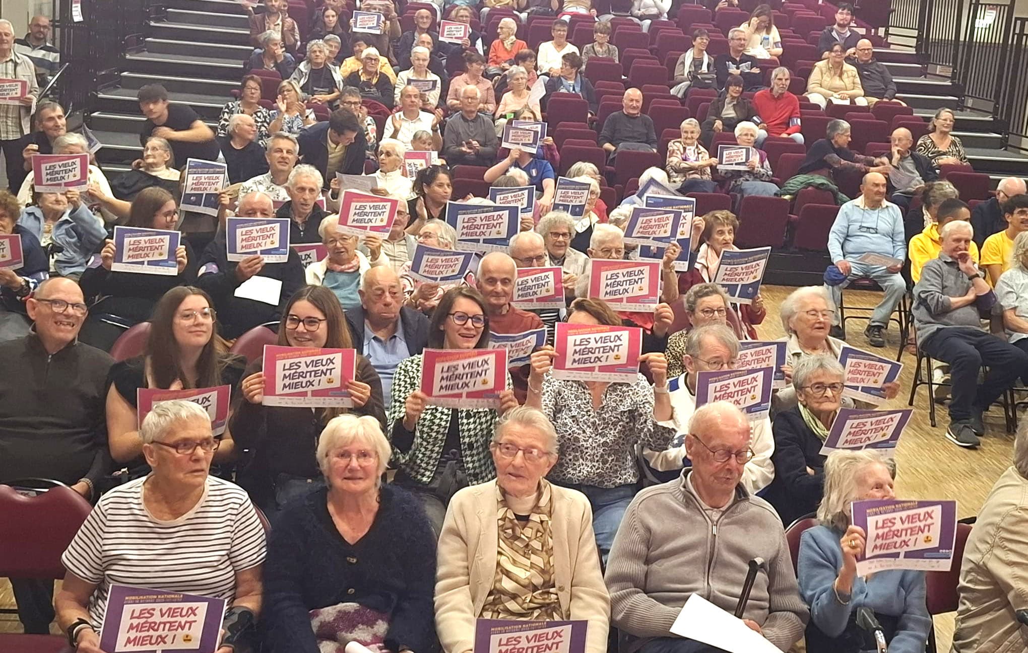 Photo d'un groupe de personnes avec les pancartes "Les Vieux méritent mieux" lors de la mobilisation 2025