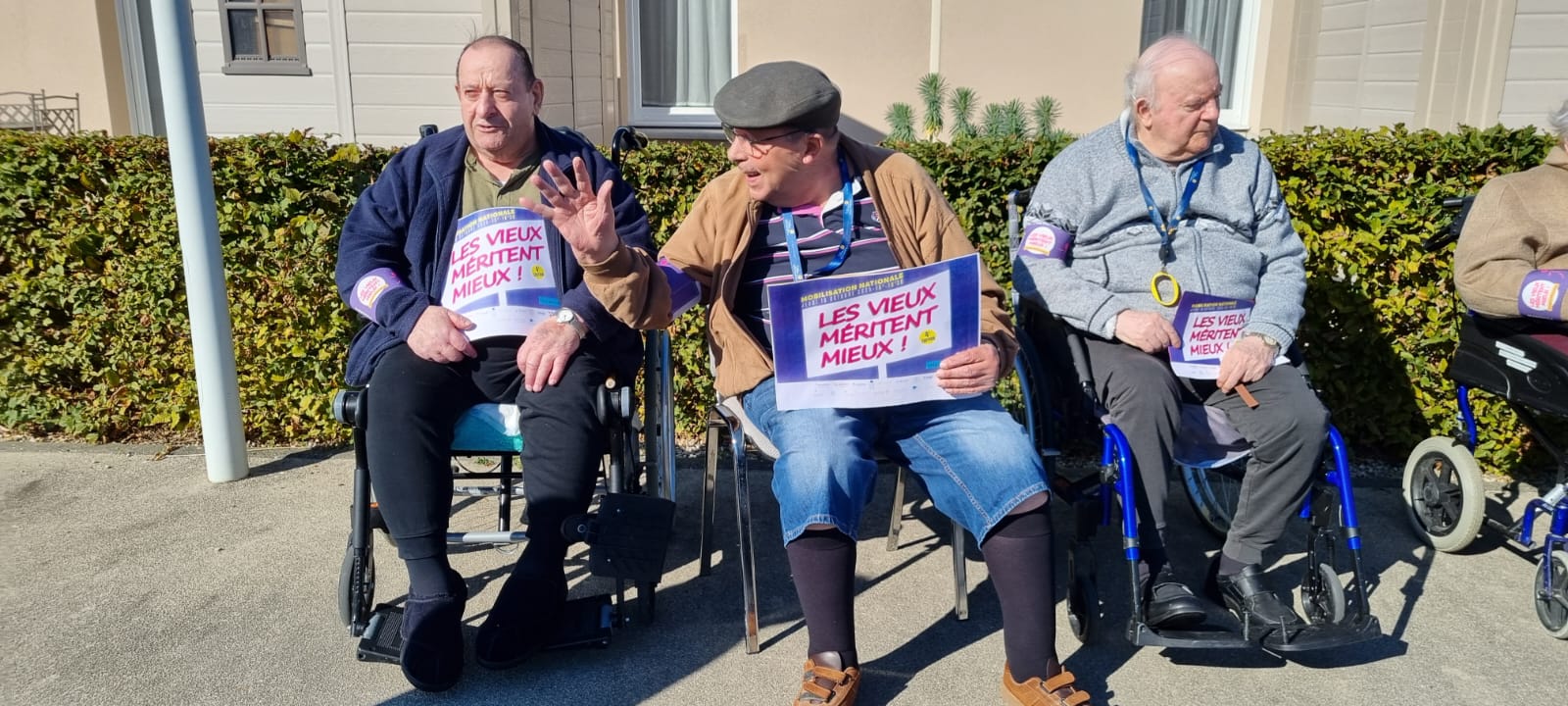 3 personnes âgées avec les pancartes Les Vieux méritent mieux